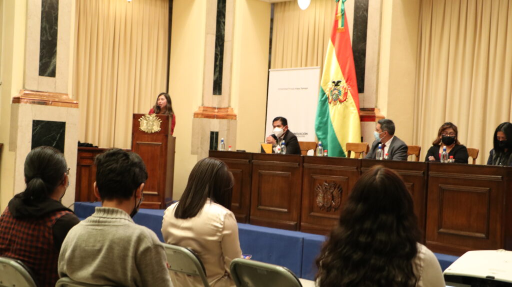 Estudiantes de la carrera de Derecho de Unifranz La Paz se capacitaron en cómo regular los intereses vinculados a la explotación de la tierra