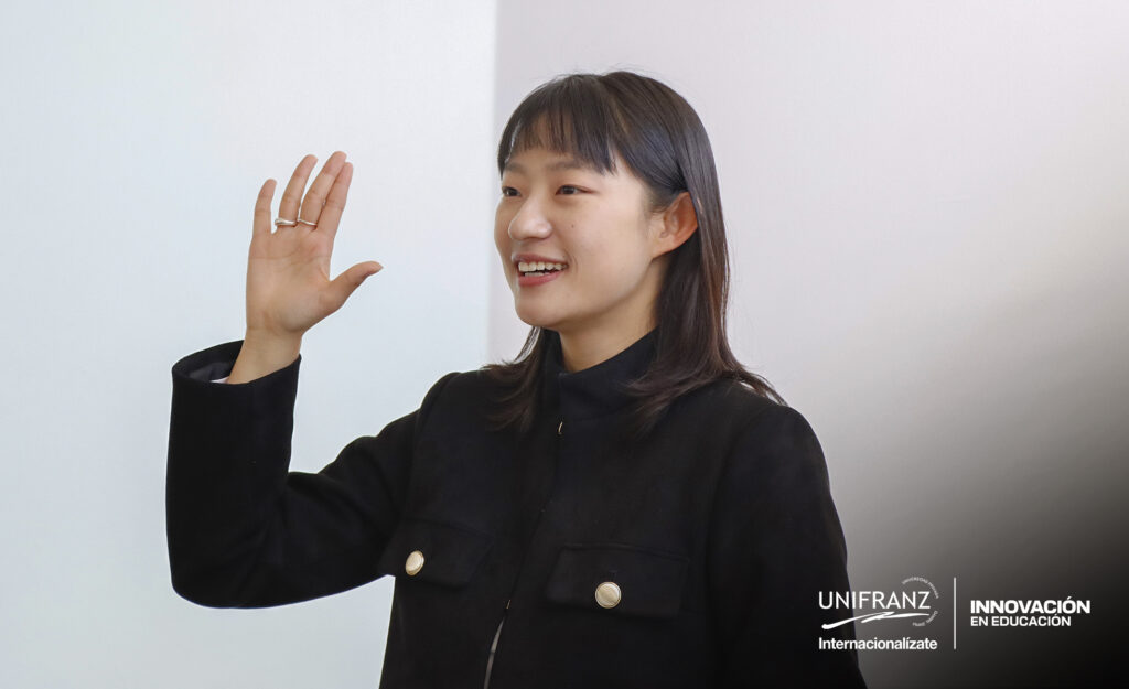 Voluntarios coreanos de Koica capacitan en turismo a estudiantes de Unifranz